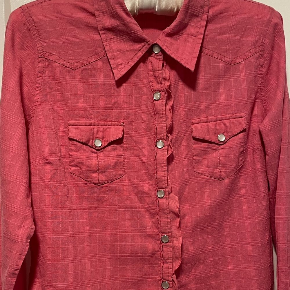Cute vintage, pink Magazine brand ruffle front /cuff long-sleeve blouse. Ex cond